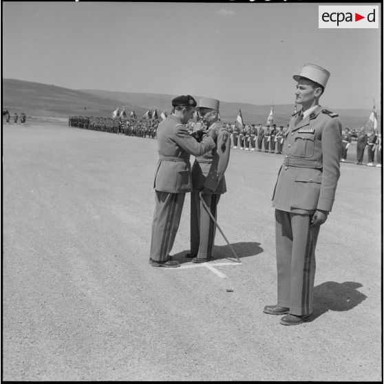 Le général Jean Gilles, remet une décoration au général Robert Loth.