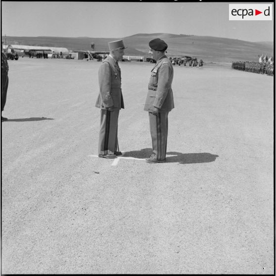 Le général Jean Gilles s'entretient avec le général Robert Loth.