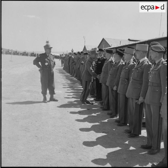 Passation de commandement : le général Paul Vanuxem et le général Robert Loth.