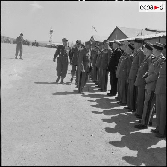 Passation de commandement : les généraux Paul Vanuxem, Jean Gilles et Robert Loth.