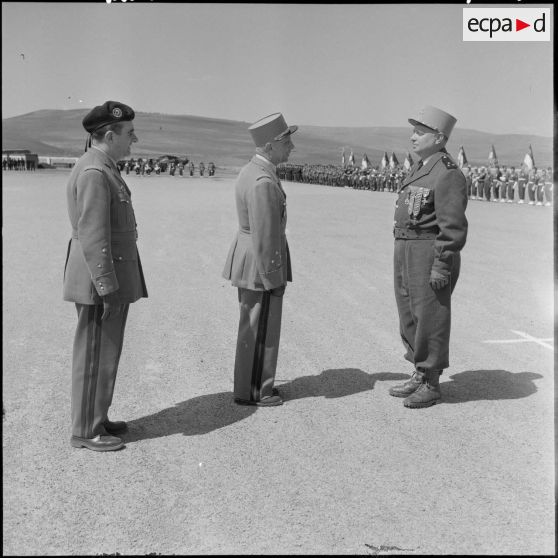 Passation de commandement : les généraux Jean Gilles, Robert Loth et Paul Vanuxem.