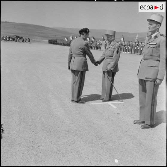 Passation de commandement : les généraux Robert Loth et Jean Gilles se serrent la main.