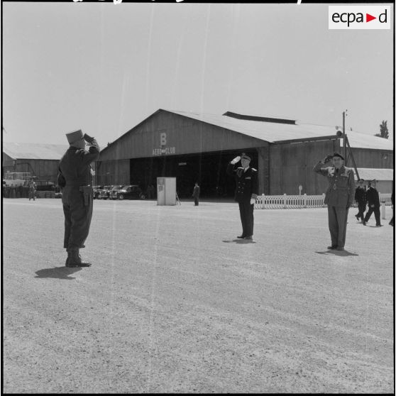 Le général Paul Vanuxem salue le général Jean Gilles et une autorité.