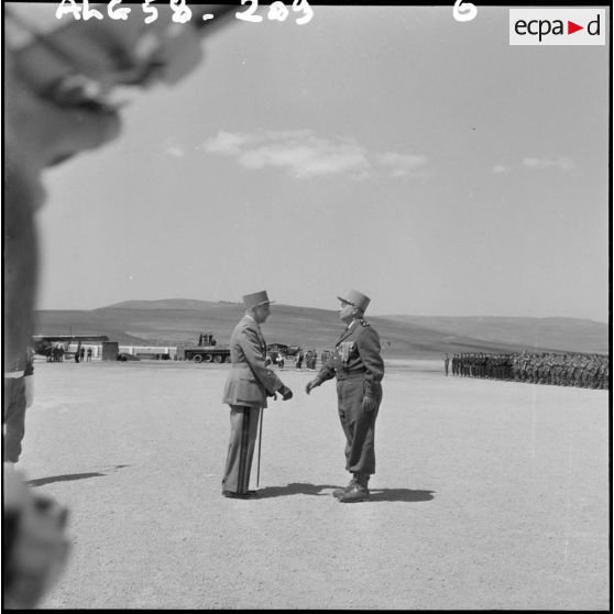 Passation de commandement : le général Paul Vanuxem et le général Robert Loth.