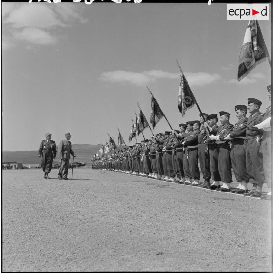 Passation de commandement : le général Paul Vanuxem et le général Robert Loth passent les troupes en revue.