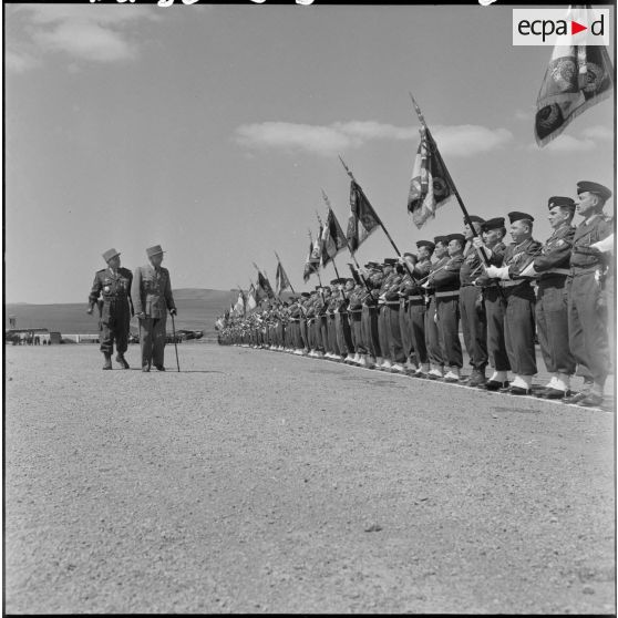 Passation de commandement : le général Paul Vanuxem et le général Robert Loth passent les troupes en revue.