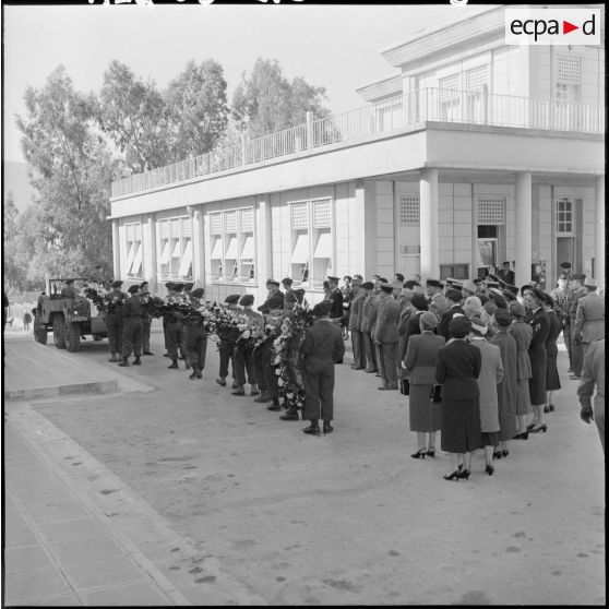 Le cortège funéraire devant l'hôpital.