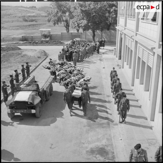 Service religieux dans la cour de l'hôpital.