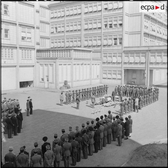 Service religieux dans la cour de l'hôpital.