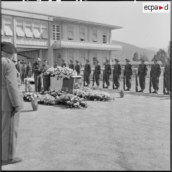 Service religieux dans la cour de l'hôpital.