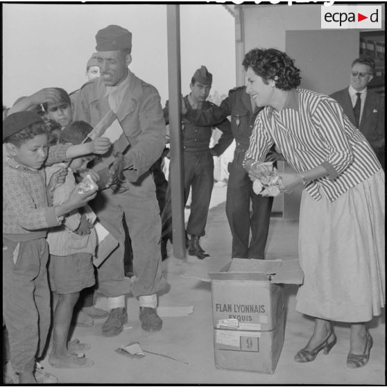 Les assistants de l'antenne médico-sociale (AMS) de Douera à la distribution des friandises.