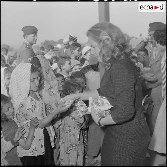 Les assistants de l'antenne médico-sociale (AMS) de Douera à la distribution des friandises.