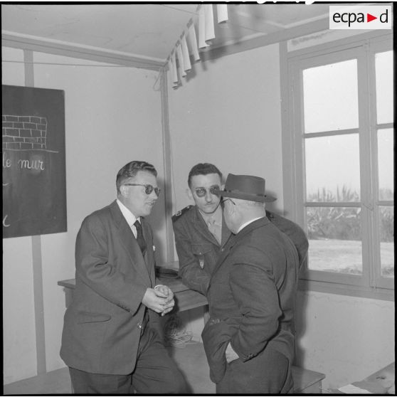 Messieurs Chaleau et Mara conversant avec l'instituteur militaire de Sétif.