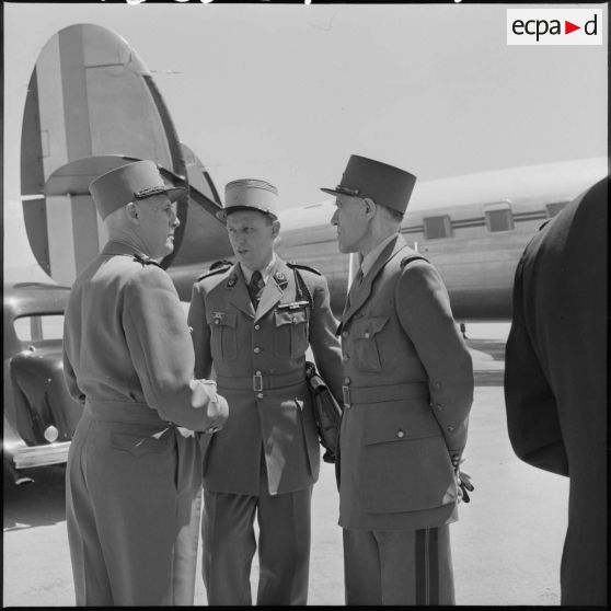 Le général Paul Ely s'entretient avec le général Raoul Salan.