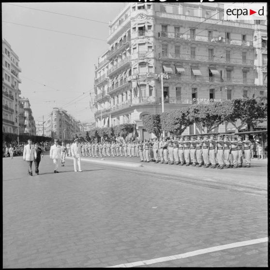 Un détachement des trois armes rend les honneurs à Pierre Chaussade, au général Nogues et à monsieur Jacques Chevallier.
