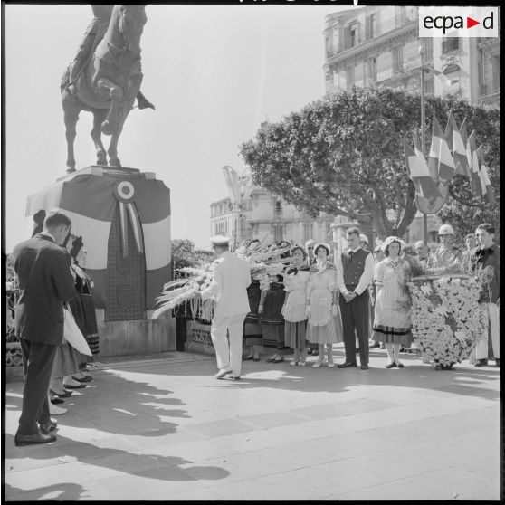 Pierre Chaussade dépose la gerbe de fleur au pied du monument de Jeanne d'Arc.