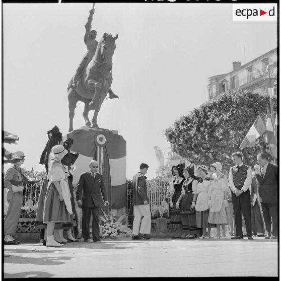 Le président des alsaciens-lorrains d'Alger vient de déposer une gerbe de fleur.