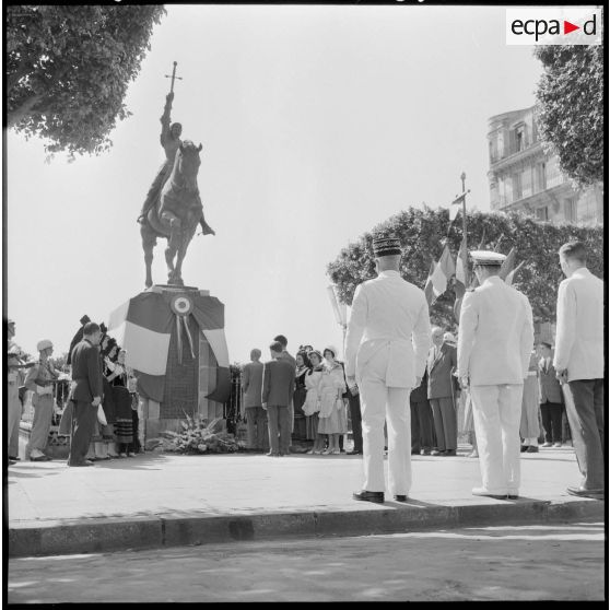 Les autorités devant le monument de Jeanne d'Arc.