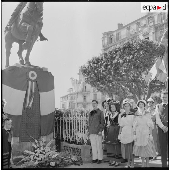 Les alsaciens et lorrains d'Alger, en costume traditionnel, étaient présents au monument de Jeanne d'Arc.
