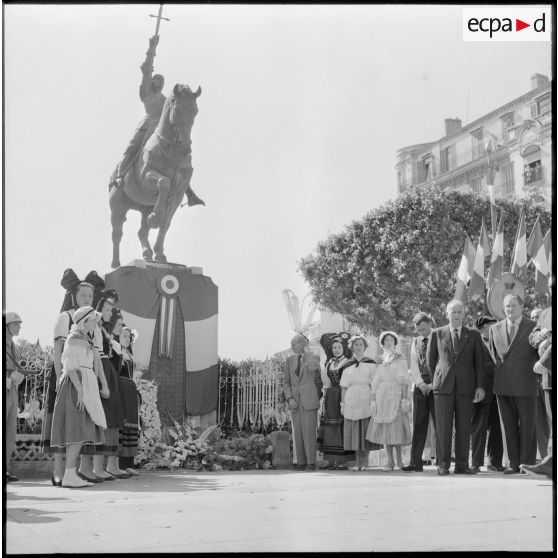 Les alsaciens et lorrains d'Alger, en costume traditionnel, étaient présents au monument de Jeanne d'Arc.