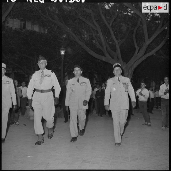 Les autorités militaires marchant.