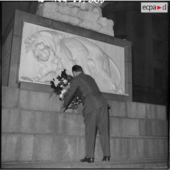 Dépôt de gerbes de fleurs au monument aux morts.
