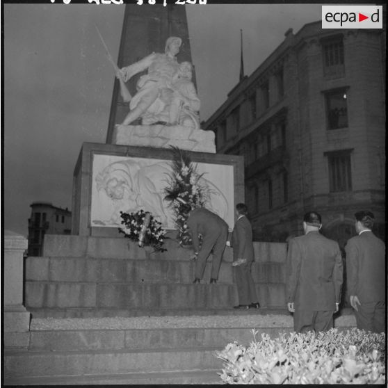 Dépôt de gerbes de fleurs au monument aux morts.