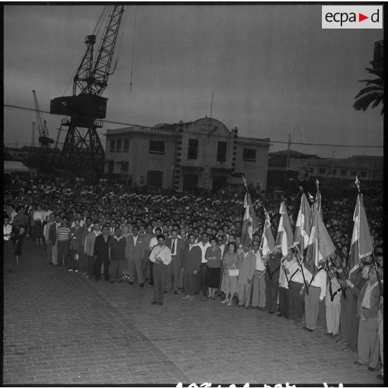 La foule et les anciens combattants.