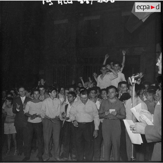 La foule écoute un discours.