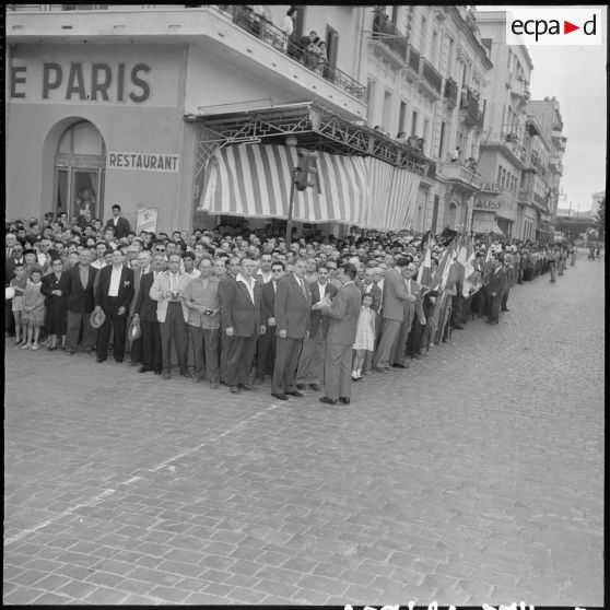 La foule et les anciens combattants attendant la cérémonie.