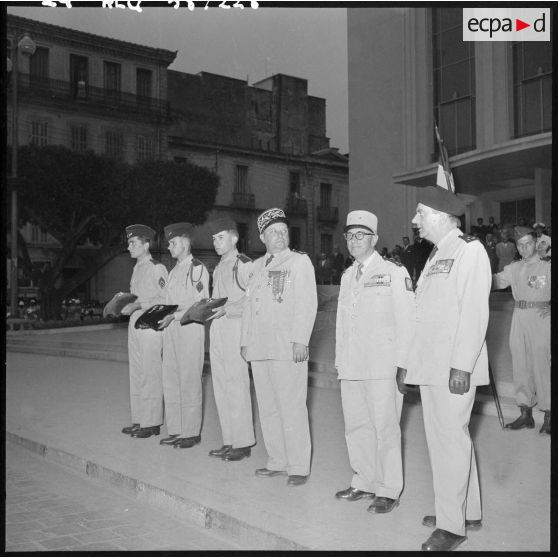 Les soldats portant les coussins des décorations aux côtés des autorités militaires.