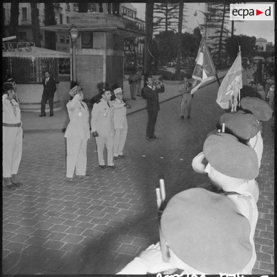 Les autorités militaires saluant la foule.