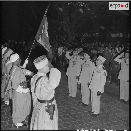 Les autorités militaires saluant des soldats.