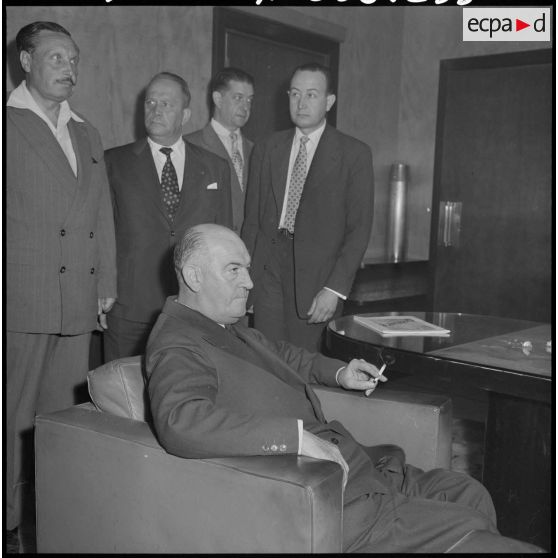 Henri Fouques-Duparc, maire et président du comité de salut public d'Oran, entouré des membres du comité d'Oranie.