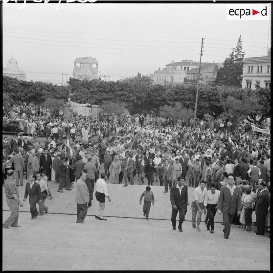 La foule se rend au monument aux morts de la ville d'Alger.