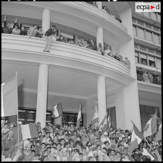 Applaudissements de la foule après la prise de parole d'un membre du comité de salut public, au balcon du gouvernement général.