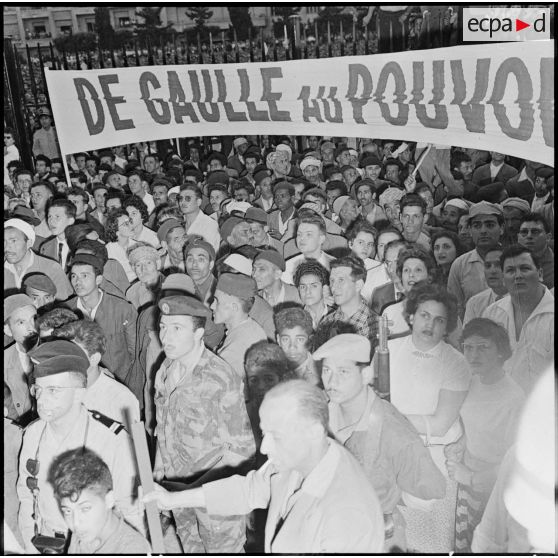 La foule dans l'entrée du gouvernement général.