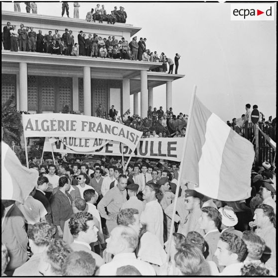La foule dans l'entrée du gouvernement général.