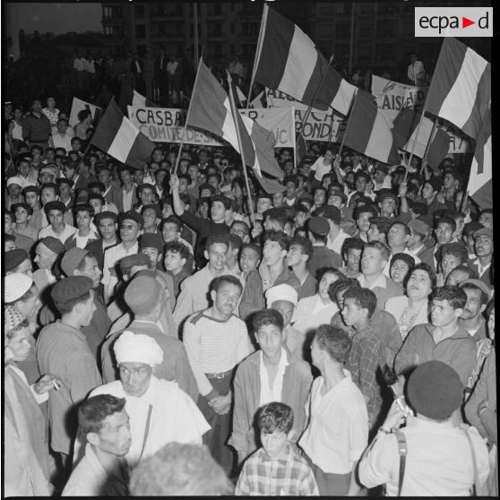 La foule dans l'entrée du gouvernement général.