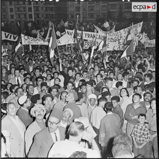 La foule dans l'entrée du gouvernement général.