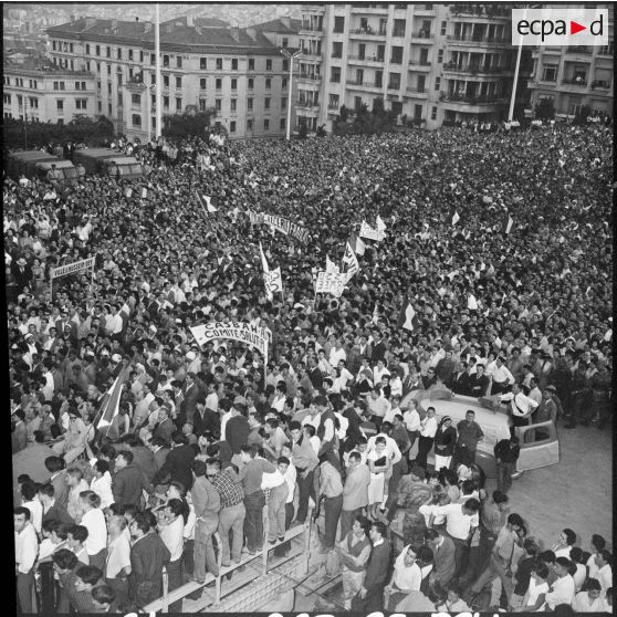 La foule au forum, devant le gouvernement général.