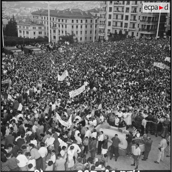 La foule au forum, devant le gouvernement général.