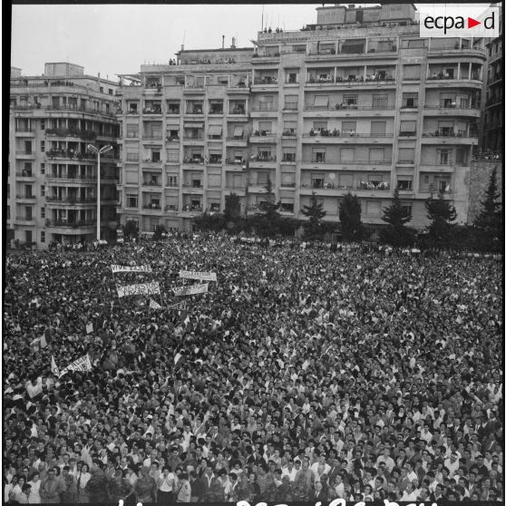 La foule au forum, devant le gouvernement général.