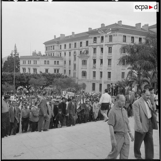 Arrivée de la foule au forum, devant le gouvernement général.