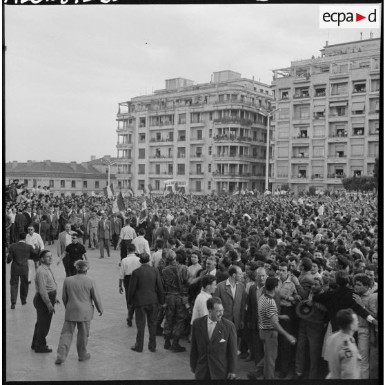 Arrivée de la foule au forum, devant le gouvernement général.