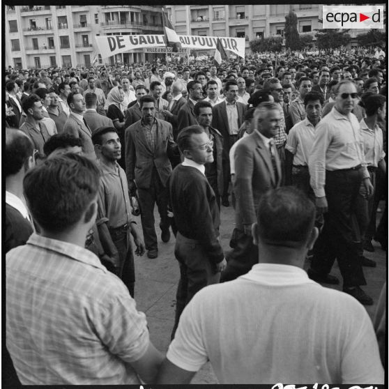 Arrivée de la foule au forum, devant le gouvernement général.