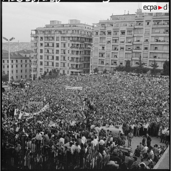 Arrivée de la foule au forum, devant le gouvernement général.