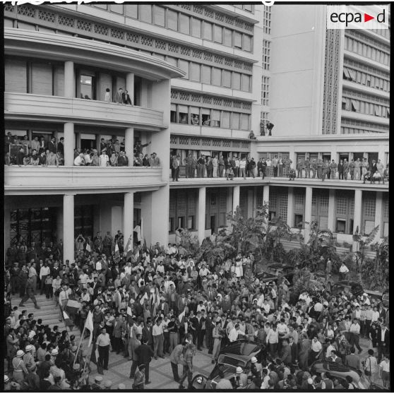 Le général Salan et le général Jouhaud sont au balcon du gouvernement général.