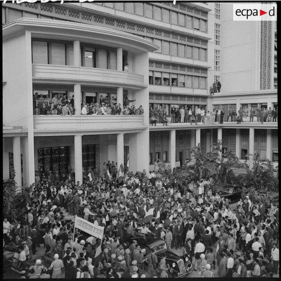 Un membre du comité de salut public prend la parole en français et en arabe, au balcon du gouvernement général.