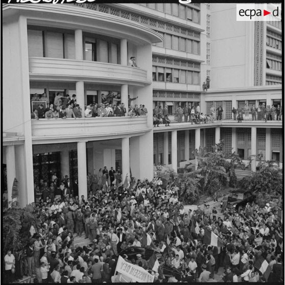 Le général Salan présente un membre du comité de salut public, au balcon du gouvernement général.